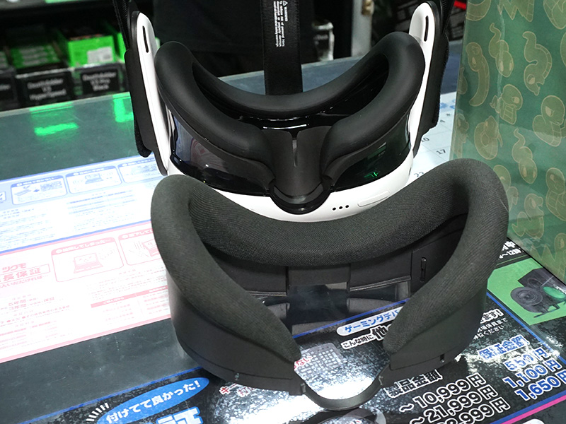 手前は純正品フェイスカバー