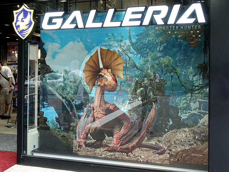 店頭ではイャンクックがお出迎え。イベント期間中に別のモンスターのパネル設置も検討中とのこと ©CAPCOM