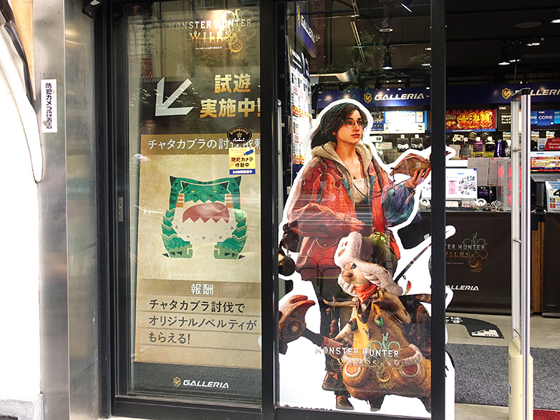 店頭ではイャンクックがお出迎え。イベント期間中に別のモンスターのパネル設置も検討中とのこと ©CAPCOM