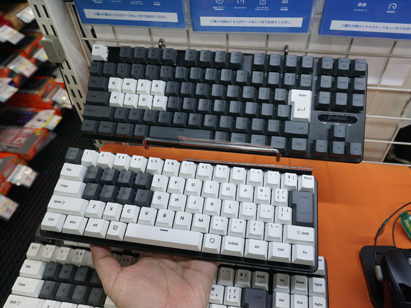 PCMK2 HE TKL(写真上)との比較
