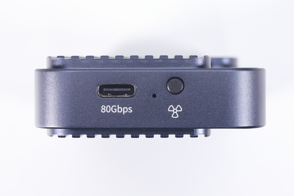 USB Type-C形状の80Gbps対応Thunderbolt 5ポート。隣のスイッチは冷却ファンを強制稼働させるもの