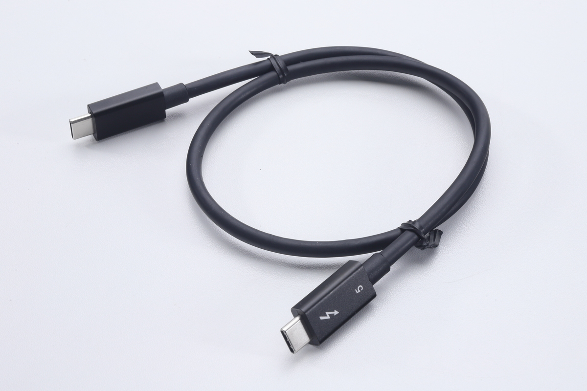 付属のThunderbolt 5対応ケーブル。80Gbps対応で、形状は両端ともUSB Type-C