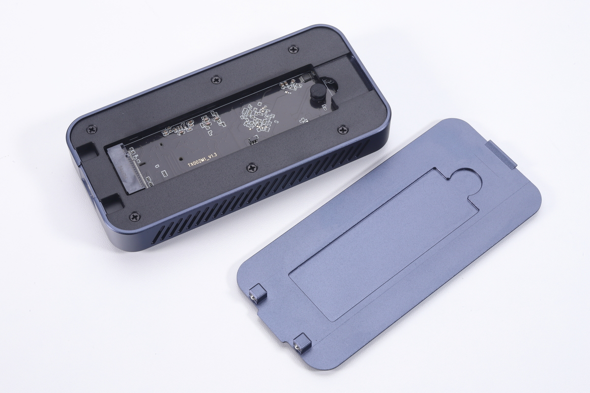 SSD用ヒートシンクを兼ねた底面の蓋を開くとM.2スロットにアクセスできる