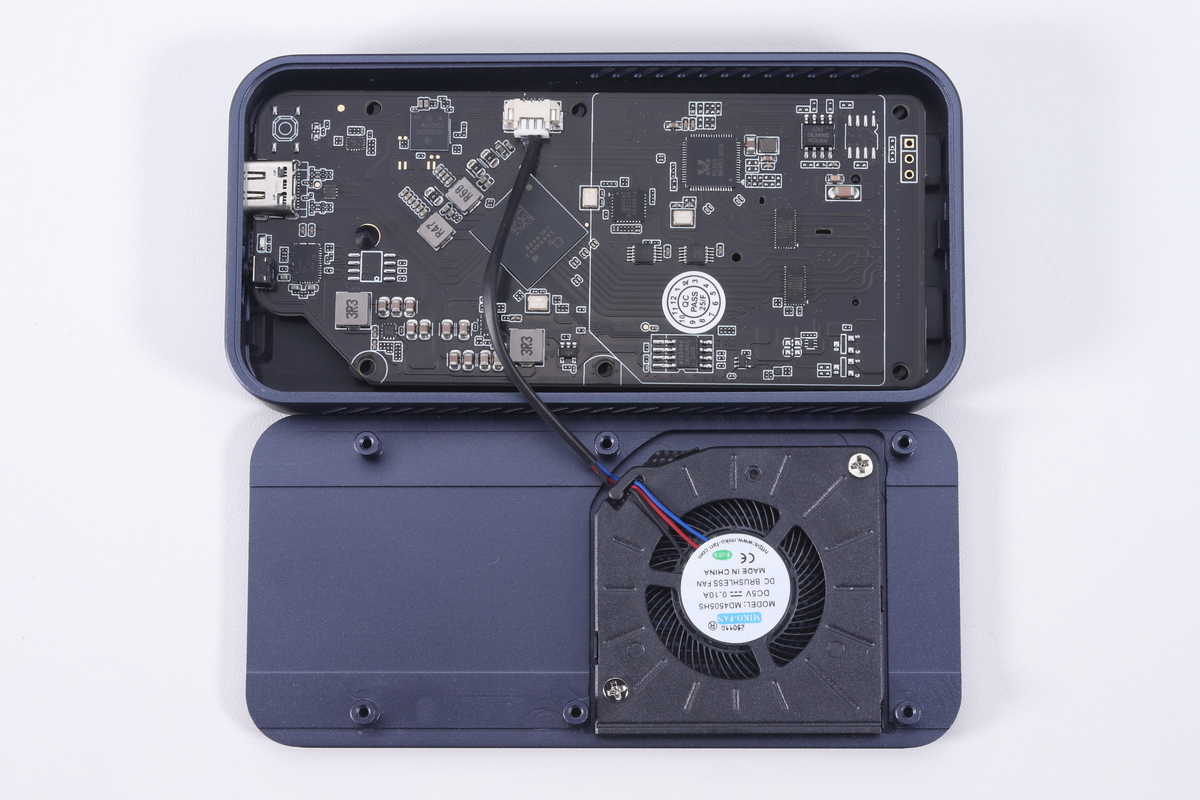 コントローラチップは冷却ファンを備える表面側に配置されている