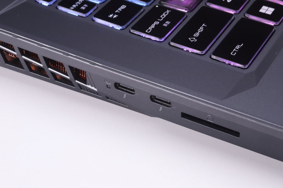 本体左側面にThunderbolt 5ポートを2基搭載している