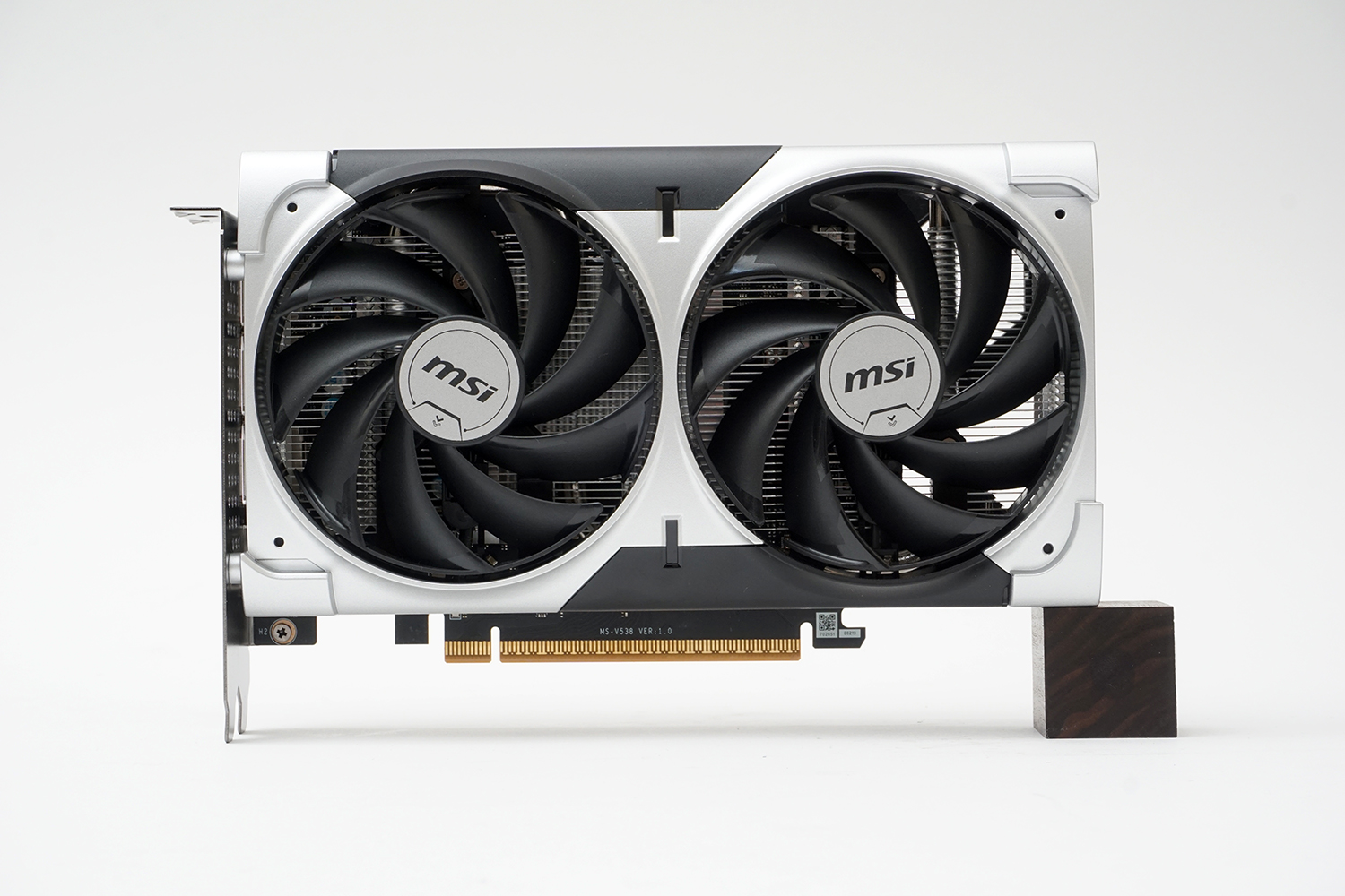 GeForce RTX 5050 8G VENTUS 2X OCは、ツインファンでカード長は197mmと短い