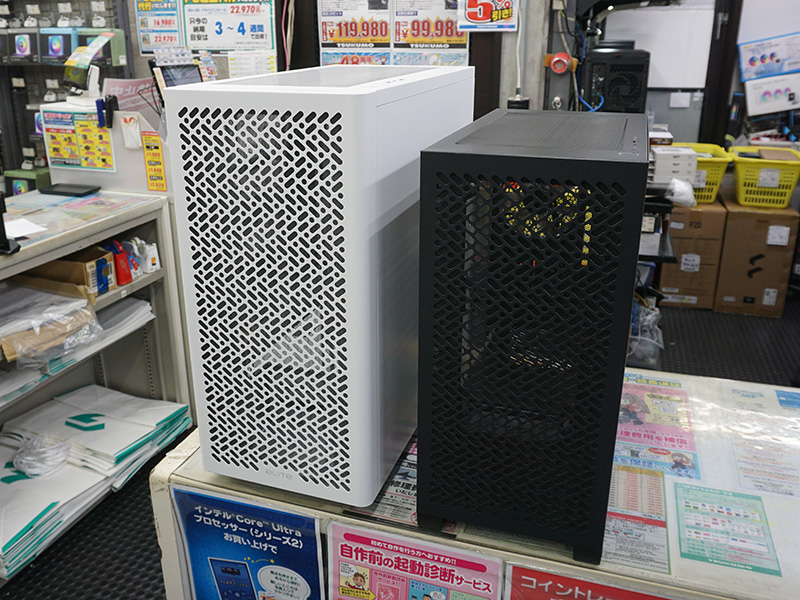 「Elite 502 White Lite」(左)と「Elite 302 Lite」(右)の比較