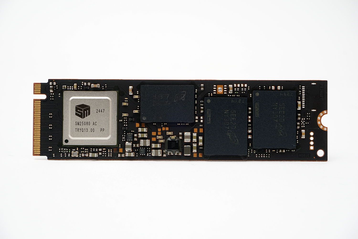 コントローラーは8chのSilicon Motion SM2508だ。NANDは片面実装でDRAMも搭載