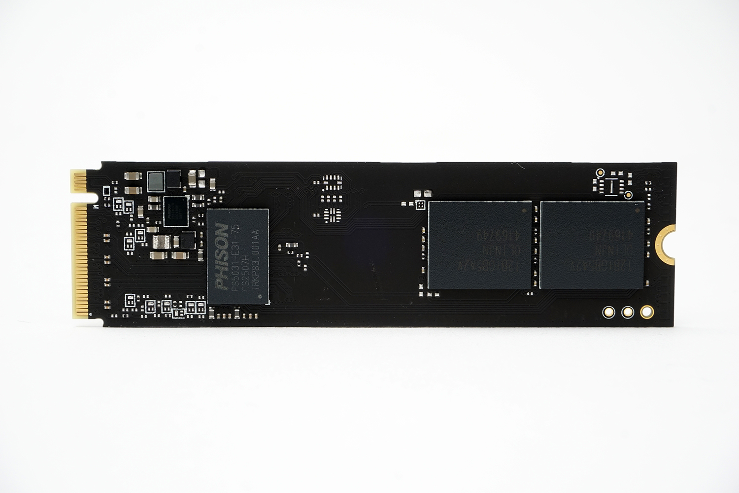 コントローラーは同じく4chのPhison PS5031-E31T。DRAMレスでNANDは片面実装だ。P510と見た目や細かなパーツの搭載が異なる