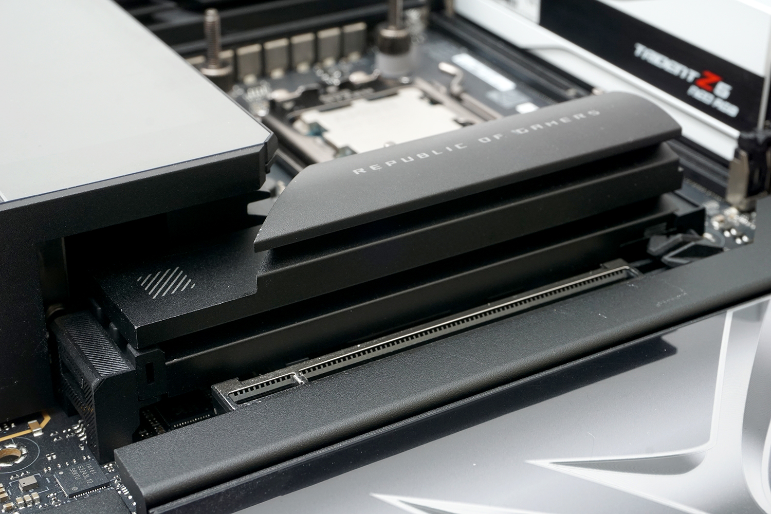 マザーボードのGen 5対応M.2スロットに装着し、マザーボード付属のヒートシンクを取り付けた上でテストした