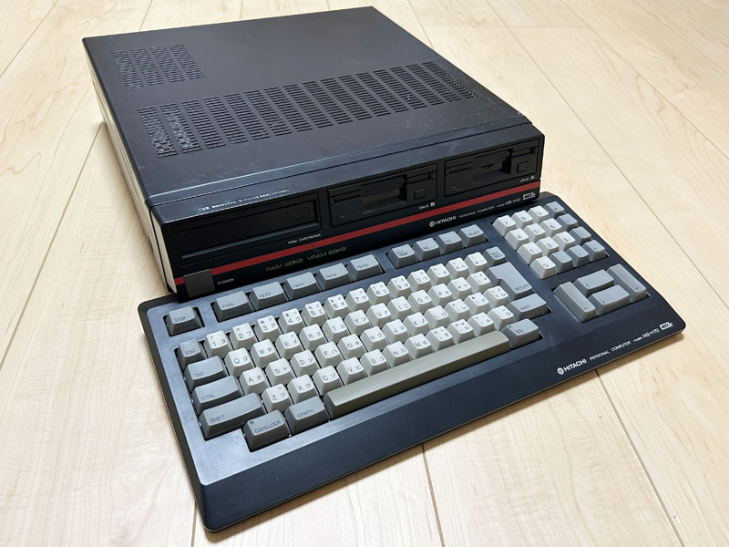 斜めに配置されたFDDが、本体正面デザインと合わせてスタイリッシュさを醸し出しています。全体的な色は黒ですが、赤いラインが入ることで引き締まった印象を与えます。