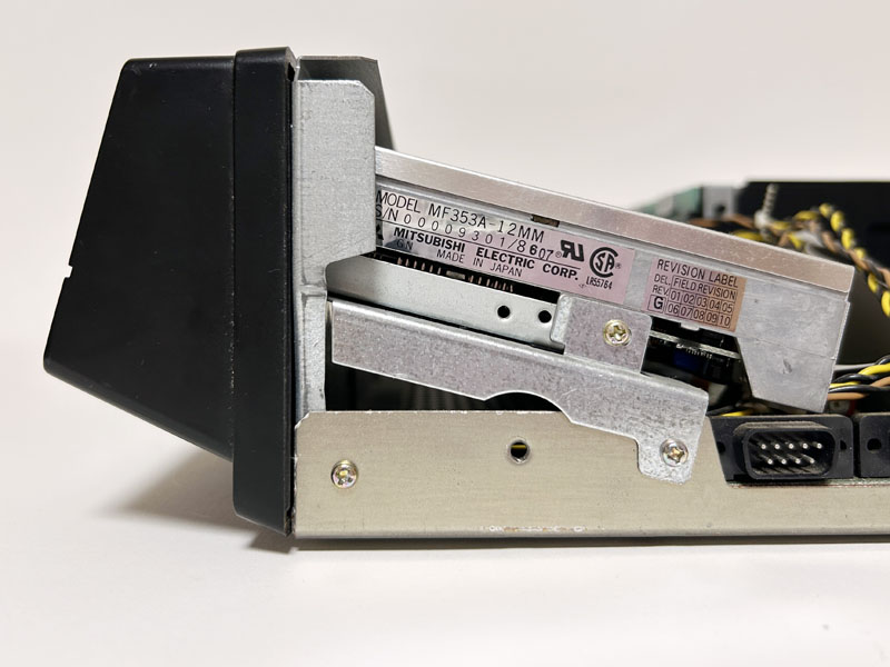 内部を開けると、FDDが斜めを向いて設置されているのが分かります。思ったよりも抜き差ししやすいので、他の機種でも採用して欲しかった、などと考えてしまいます。