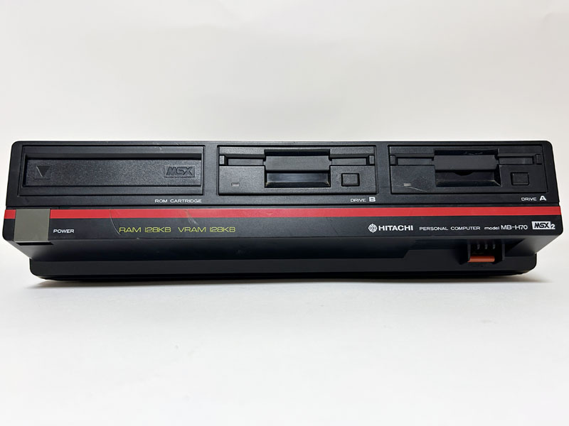 正面を見ると、左にシルバーの電源スイッチがあるほか、その上部に左からカートリッジスロット、FDD_B、FDD_Aと並んでいました。右下の奥まった部分には、赤色のリセットスイッチがあります。