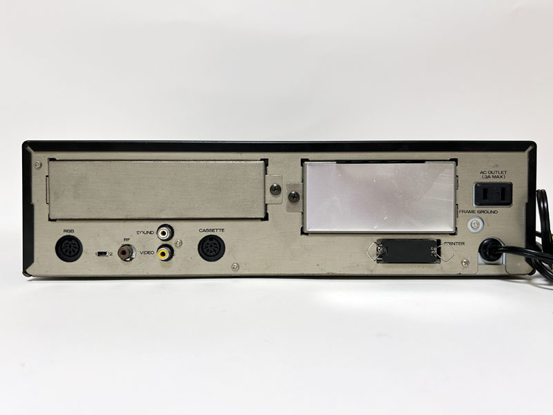 本体背面は左からRGB接続端子、RF接続端子、ビデオ＆オーディオ接続端子、CMT端子、プリンタポートと並んでいます。プリンタポート上部には、拡張バススロット、その右にはサービスコンセントが設置されていました。