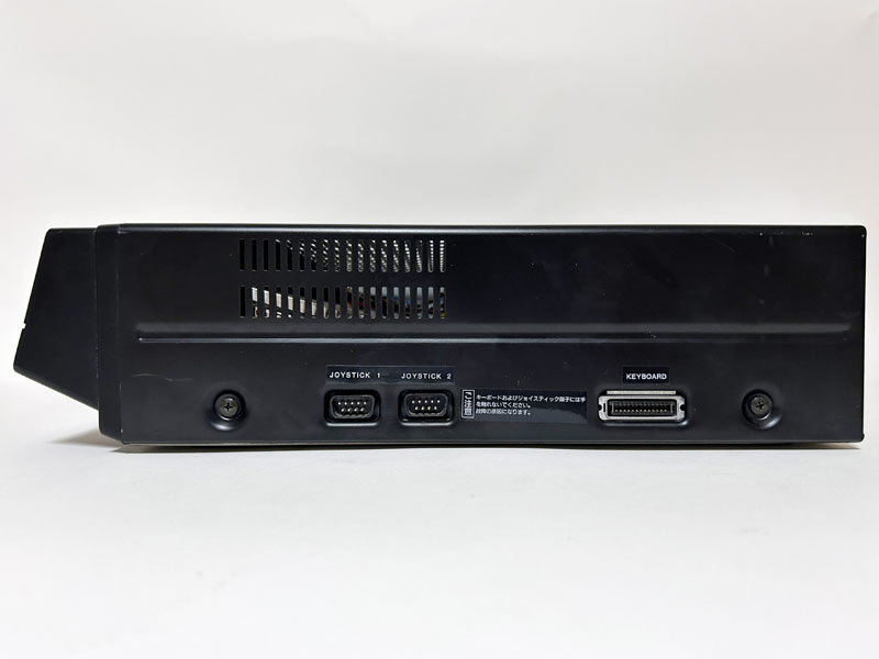 本体右側面には、左からジョイスティックポート×2とキーボードコネクタが並んでいます。