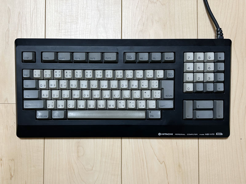 キーボードは周囲が黒、フルキーのメイン部分とテンキーの数字部分が白、それ以外が灰色になっていました。キータッチは柔らかめですが、この時期としては打ちやすい方だったと思われます。