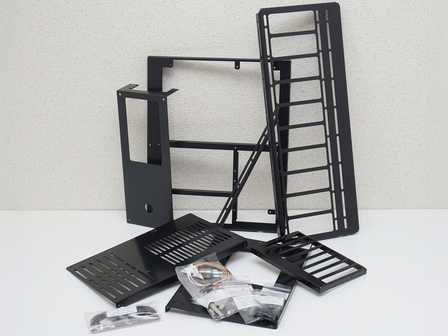 このように部品やネジ、スペーサーや支柱などが分解された状態で入っている