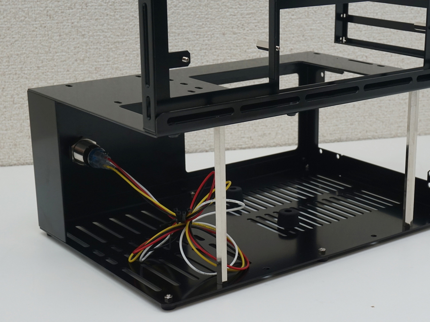裏面側は電源ボタンや支柱があるため、電源ユニットをあとから組み込むのが難しくなる場合もある。奥行きが長い電源ユニットを使う場合は要注意