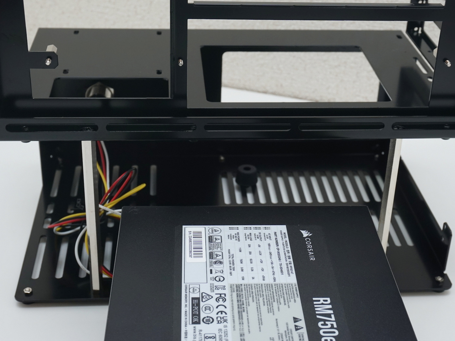 今回組み込んだ奥行き14cmの電源ユニットなら2本の支柱の間を通して内部に組み込めた