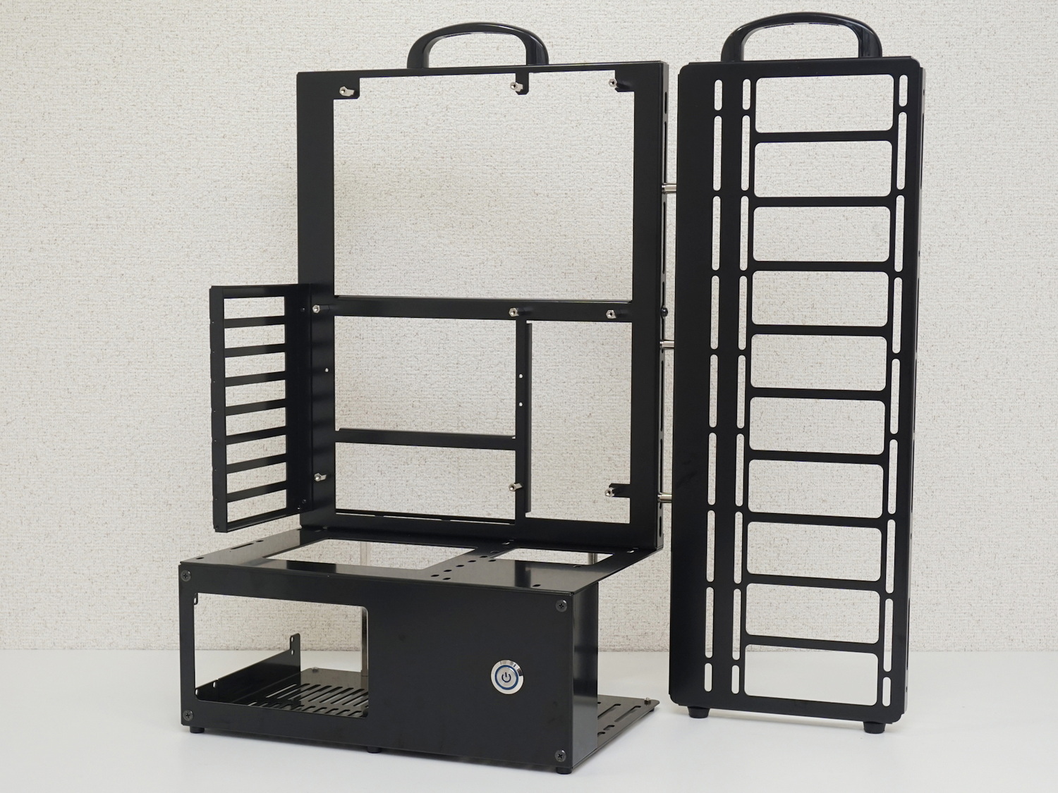 マザーボードベースは非常に広く肉抜きされた状態だ。右にあるのは簡易水冷型CPUクーラー用のマウンター