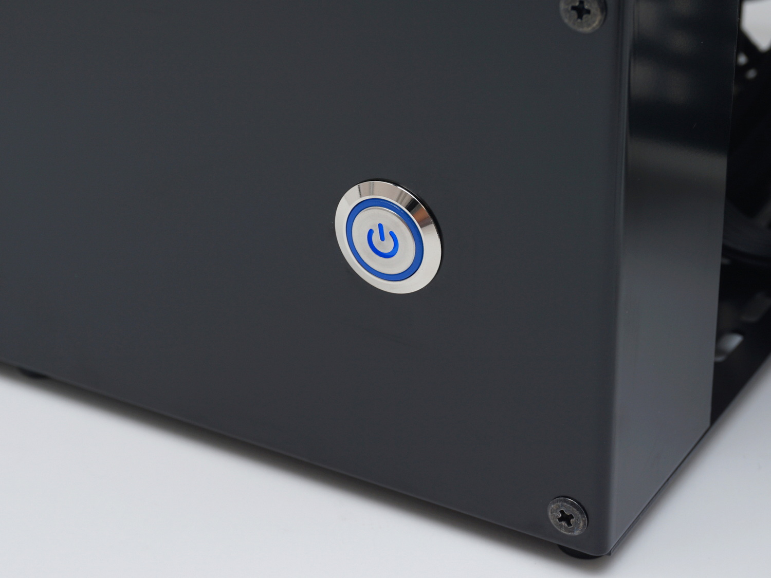 下部に装備する電源スイッチには、青LEDが組み込まれている