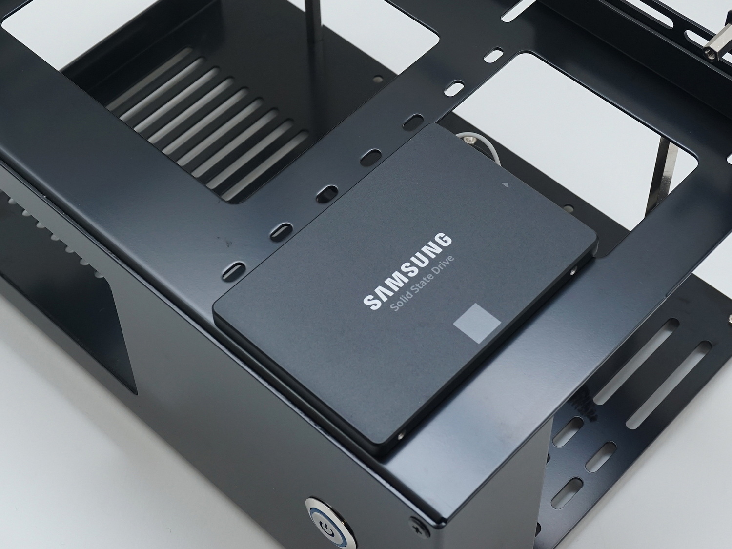 電源ユニットカバーの上と底面に2.5インチシャドーベイを装備