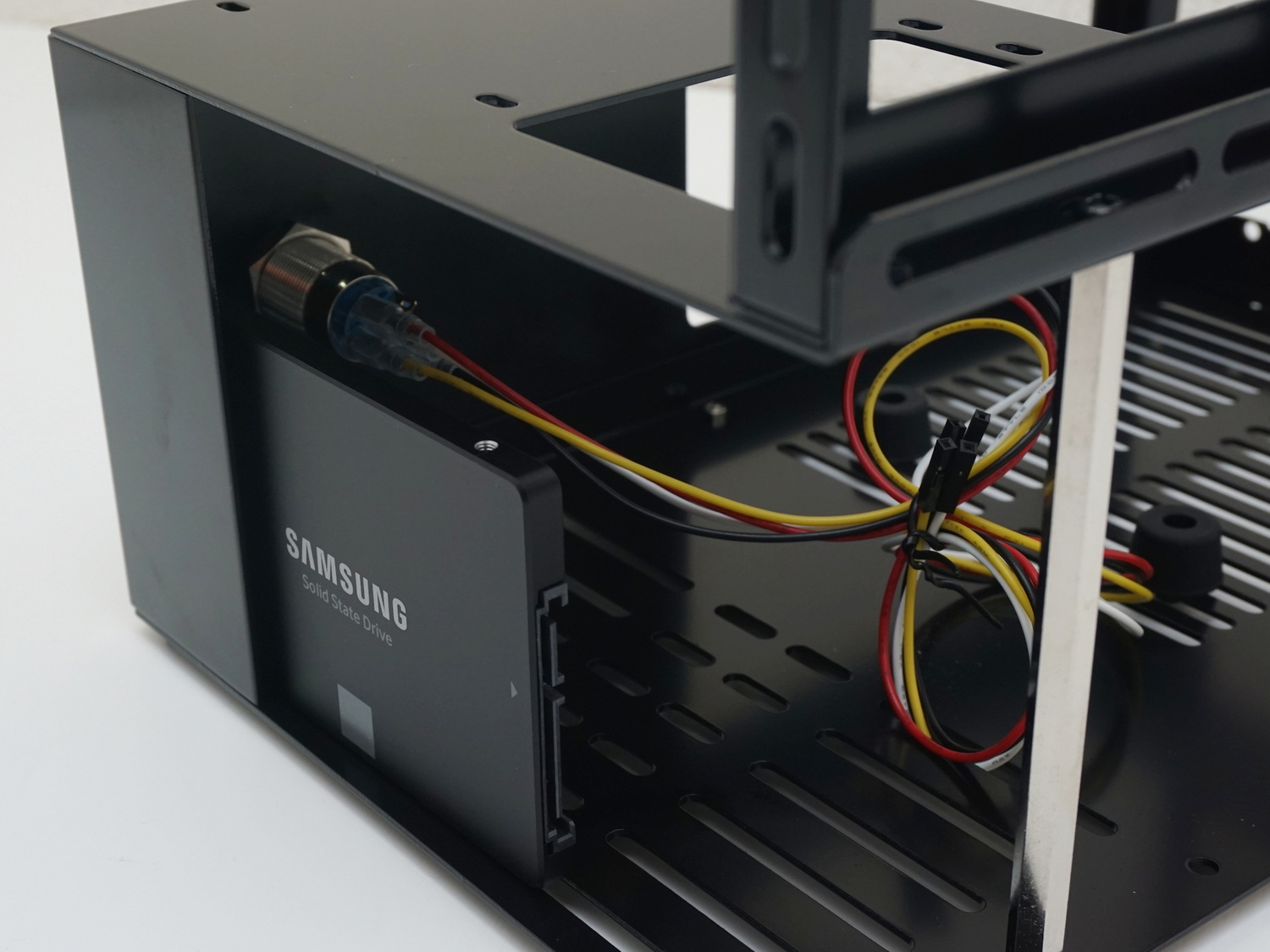 電源ユニットカバーの上と底面に2.5インチシャドーベイを装備