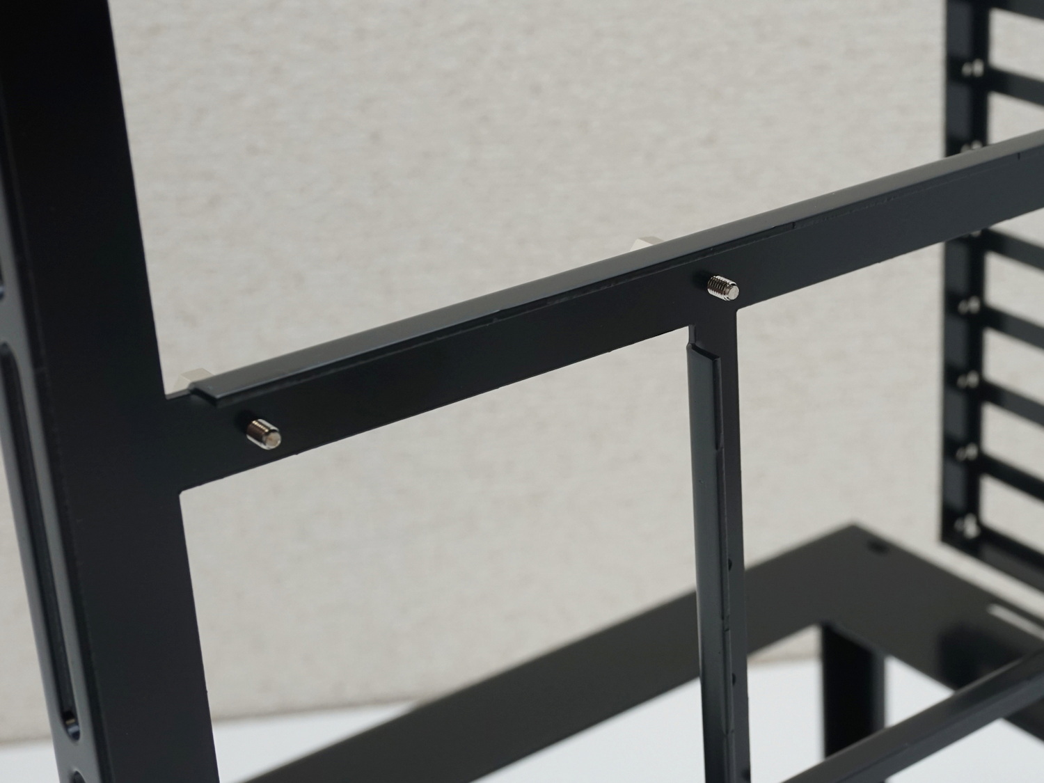 写真ではちょっと分かりにくいかもしれないが、細くて強度が足りなそうな部分はしっかりと折り曲げ加工が施されている