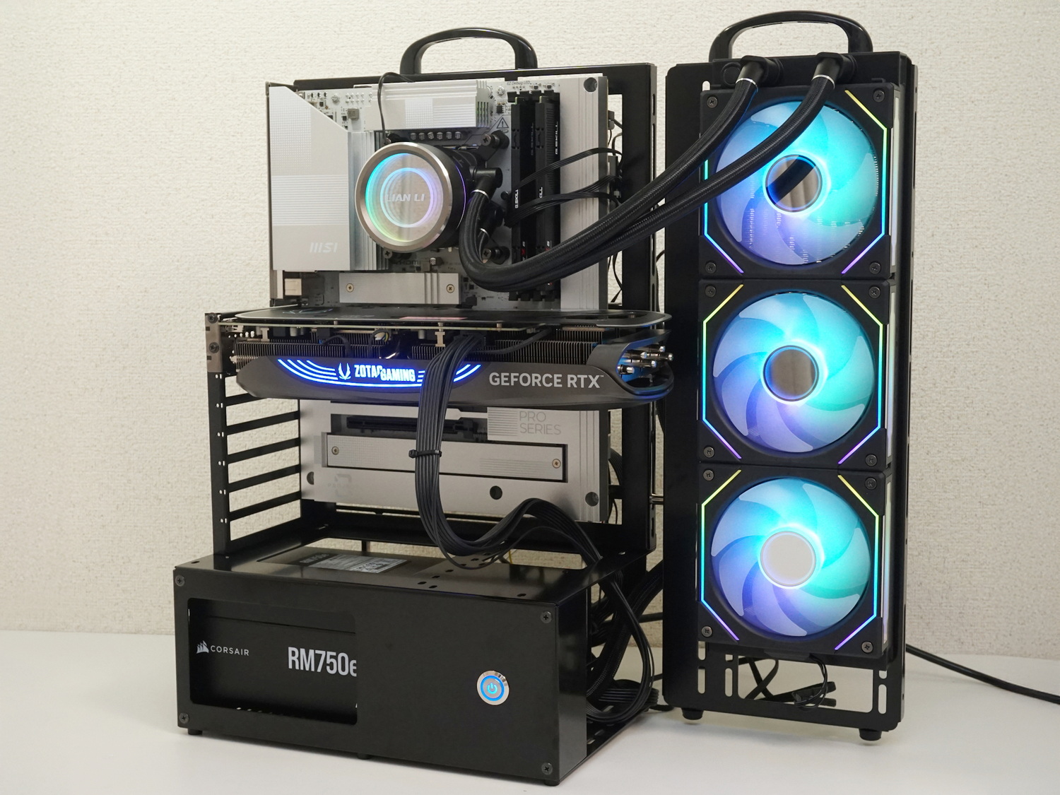 デザインに優れるPCパーツをじっくり眺めながら利用できるのがオープンフレームケースの醍醐味。こちらの方向からだと見えるケーブルは少なめ