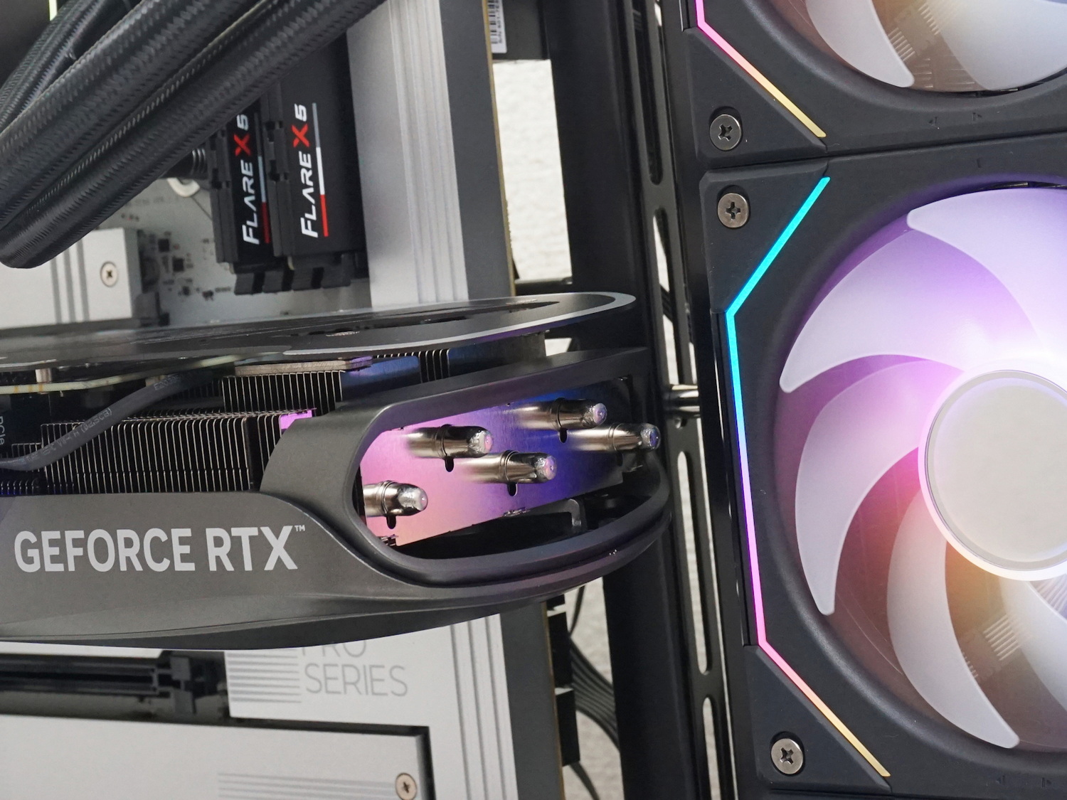 今回のビデオカードは長さが30.68cmなので、簡易水冷型CPUクーラーに干渉することはなかった