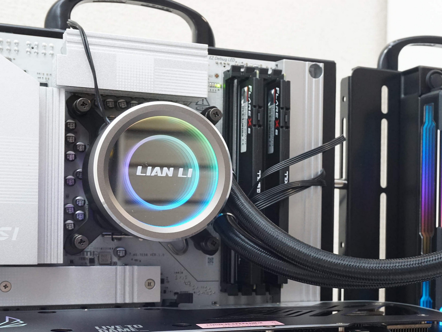 水冷ヘッド周辺からは何本か電源ケーブルやLEDケーブルなどを背面に引き回す必要がある