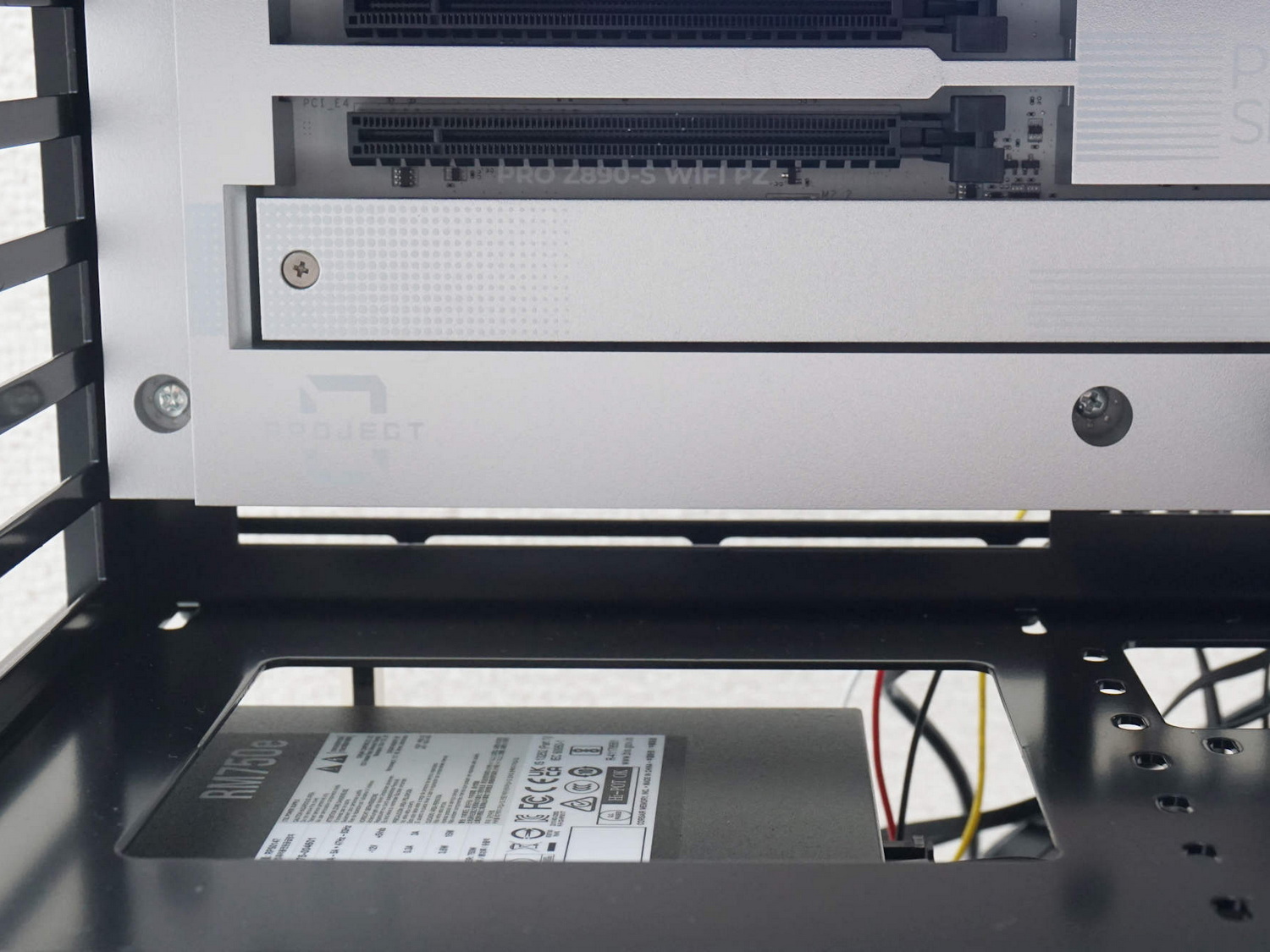 通常のPCだとこまかいピンヘッダーとそこに接続するケーブルで雑然としがちな電源ユニットカバー上もこのようにスッキリ