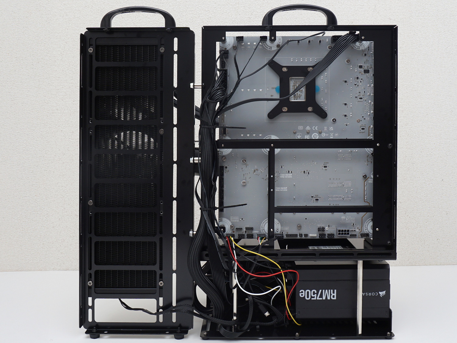 肉抜きされたマザーボードベースから、マザーボード裏面のほぼ全体が見えるような状況だ