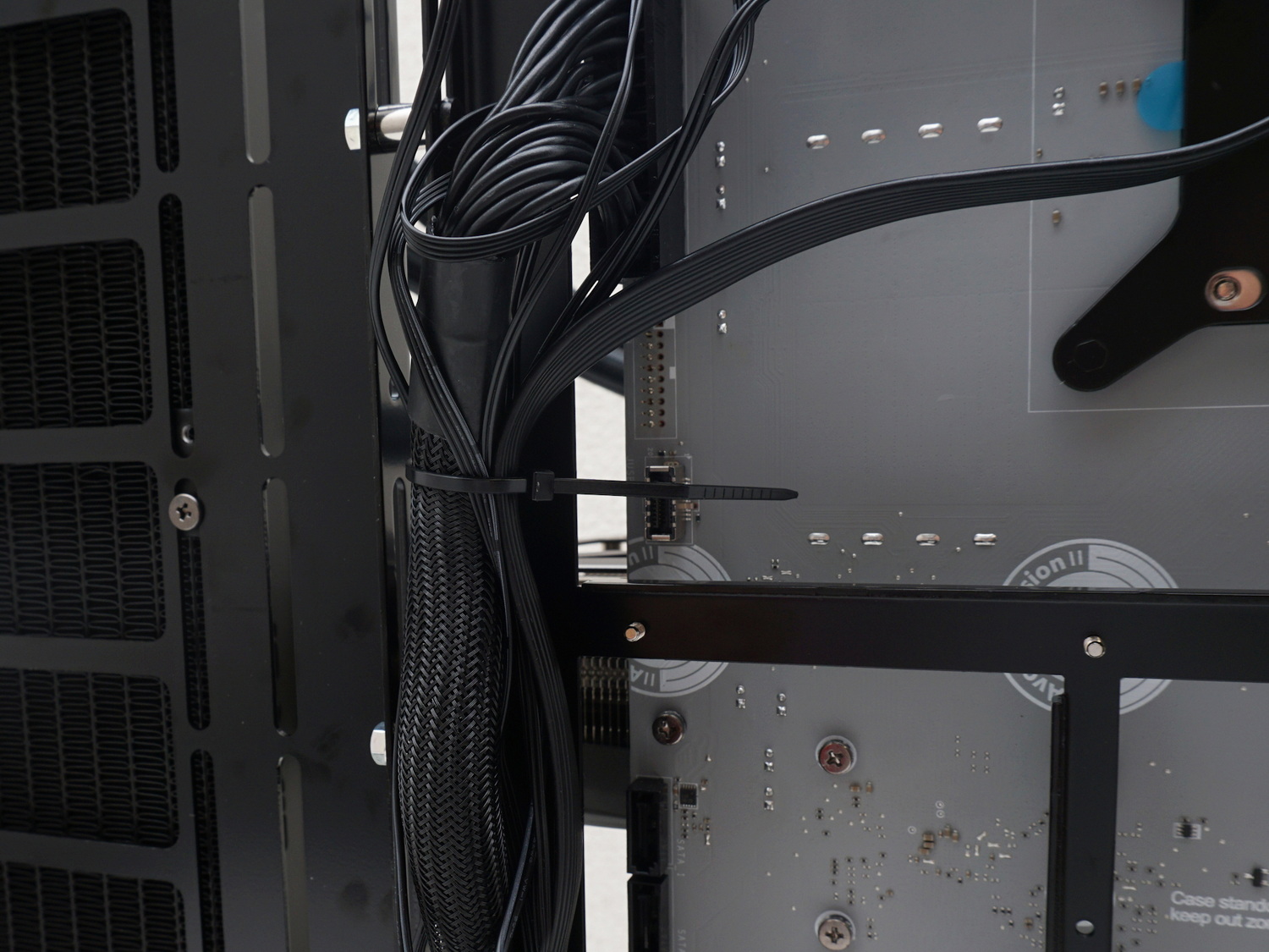 フレームに沿ってケーブルをまとめ、ケーブルタイでまとめよう