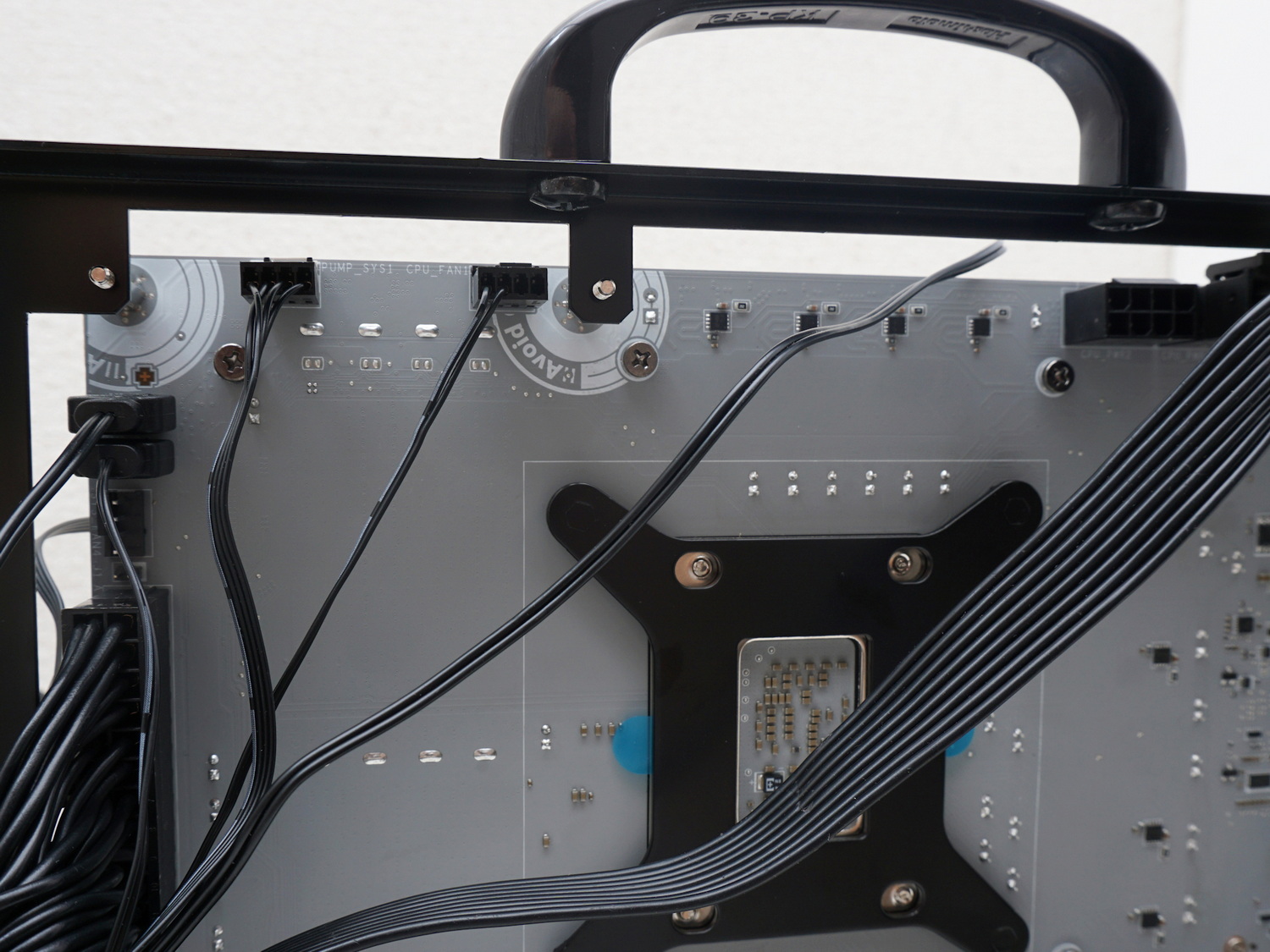 PRO Z890-S WIFI PZの裏面でケーブルを接続しているところ。コネクターの周囲のスペースは広く、余裕を持って作業できる