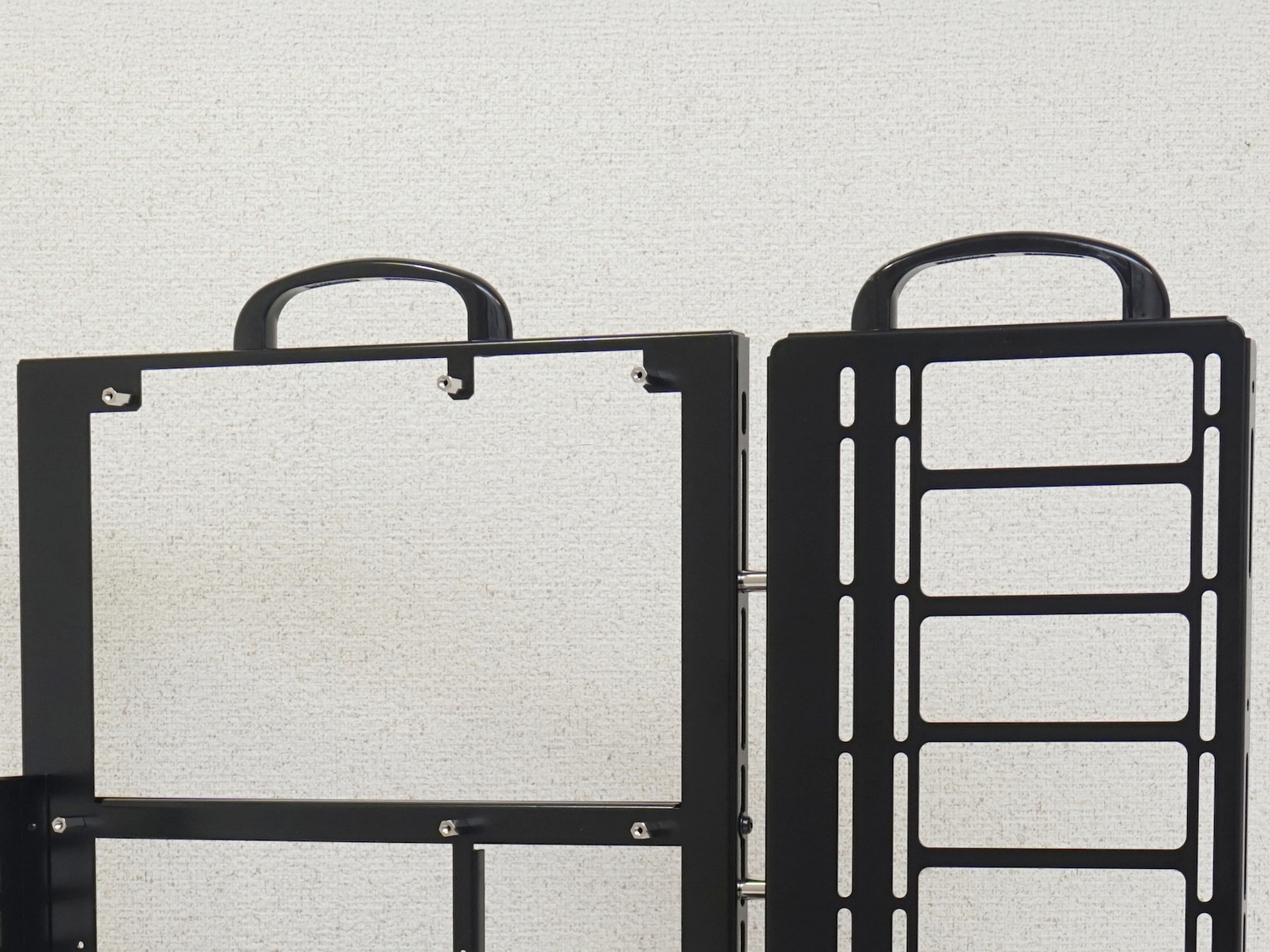 上部の取っ手でラクラク移動できるのもテスト台向きの機能だ