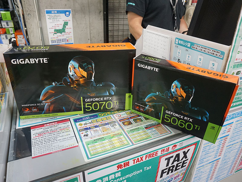 「GeForce RTX 5070 Ti WINDFORCE OC SFF 16G」(左)と「GeForce RTX 5060 Ti WINDFORCE MAX OC 16G」(右)