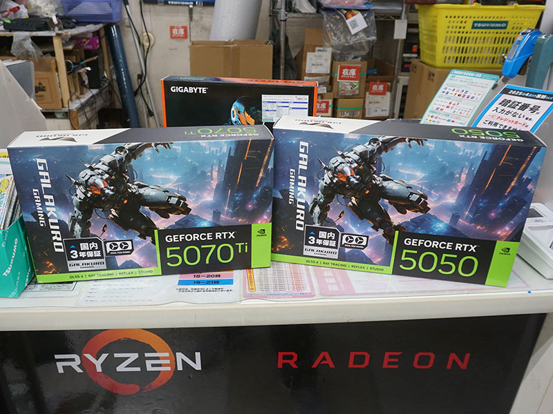 「GG-RTX5070Ti-E16GB/OC/DF」(左)と「GG-RTX5050-E8GB/OC/DF」(右)