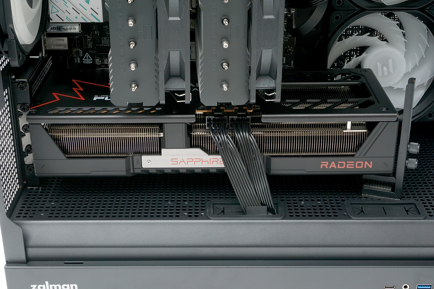 試用したモデルのビデオカードにはSAPPHIRE「PULSE Radeon RX 9070 XT GAMING 16GB GDDR6」が搭載されていた。補助電源は8ピン×2仕様だ