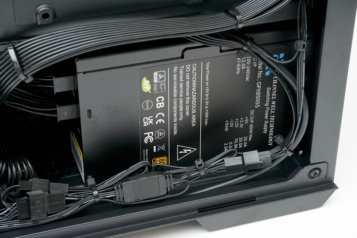 850W出力で80PLUS Gold認証の電源ユニットが標準搭載されている