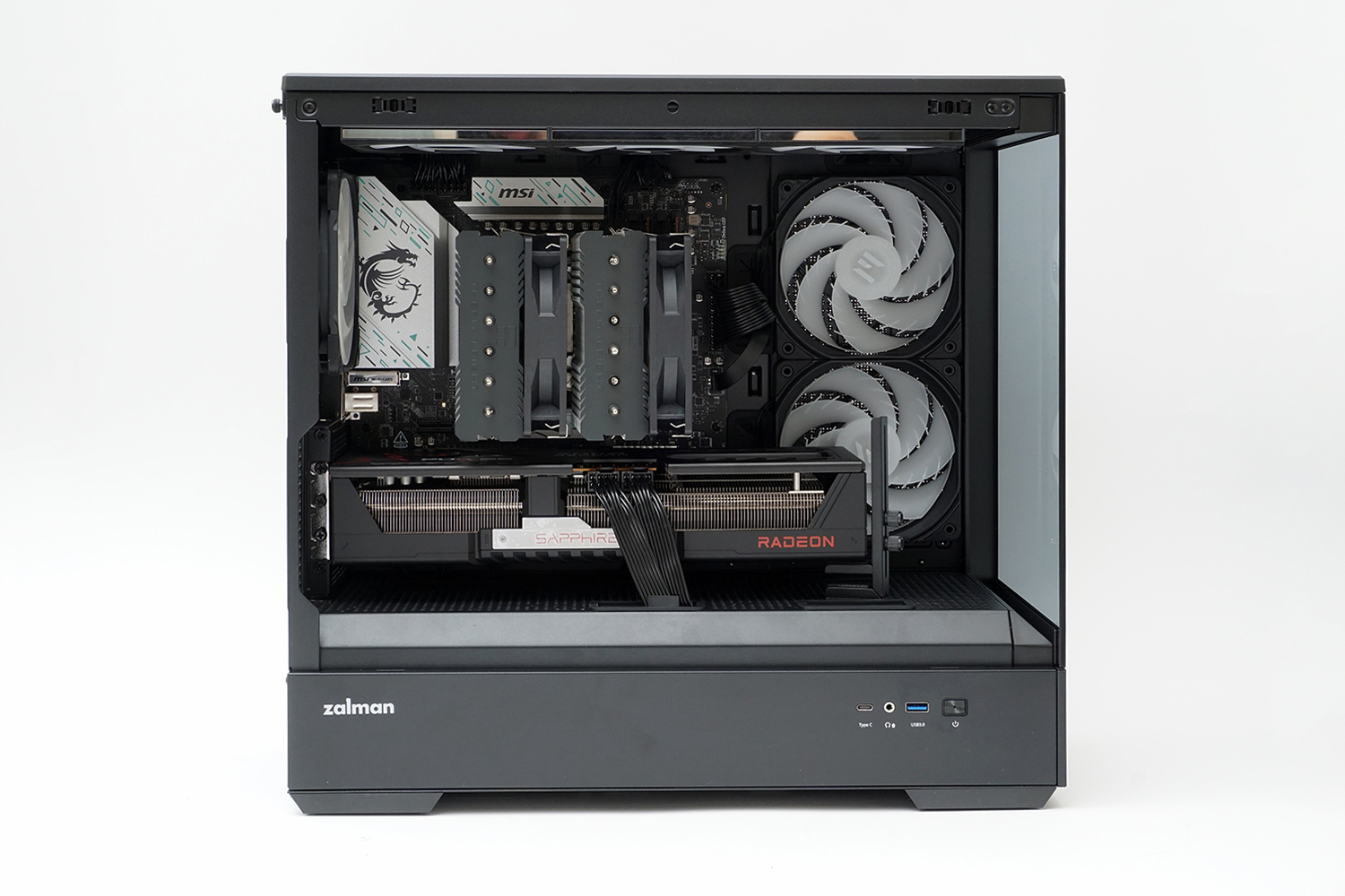 PCケースの内部。大型の空冷CPUクーラーを採用しているのでギュッと詰まった印象だがケーブルはキレイにまとめられており、エアフローはしっかり確保されている