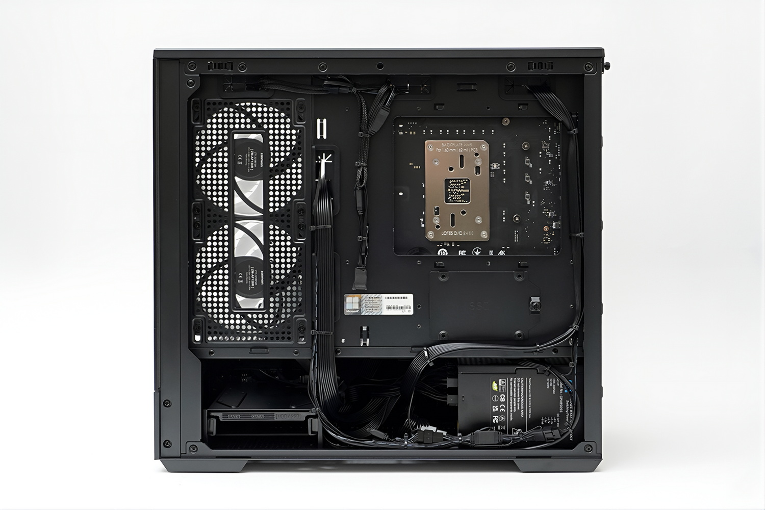 背面側もケーブルはかなり美しくまとめられている。こういった細部の仕上げにOZgamingのこだわりを感じる