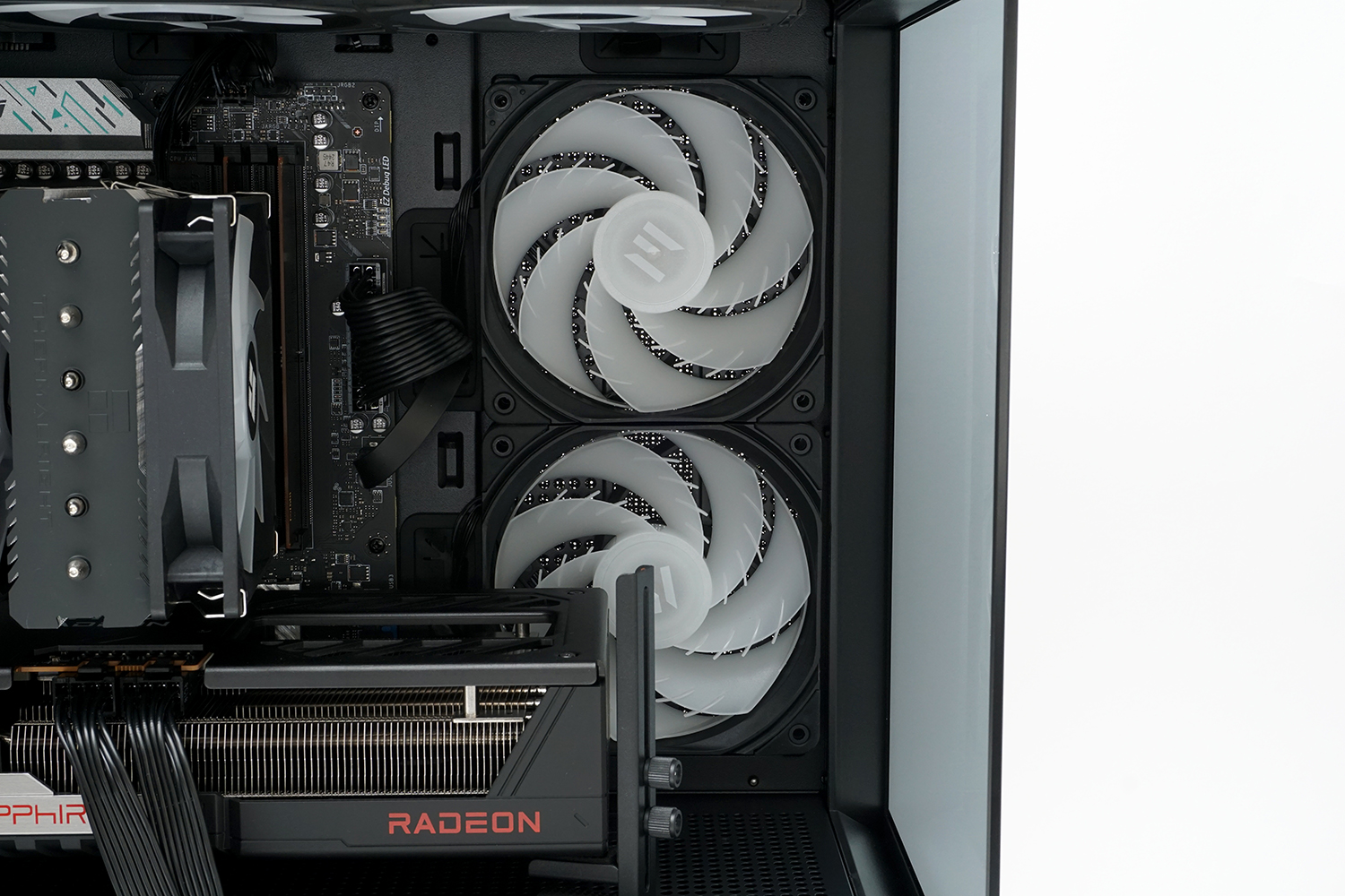 側面に吸気ファンが2基、天面に排気ファンが3基搭載されている