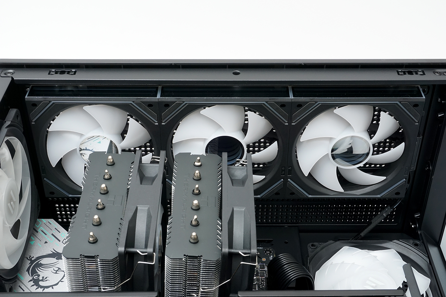 側面に吸気ファンが2基、天面に排気ファンが3基搭載されている