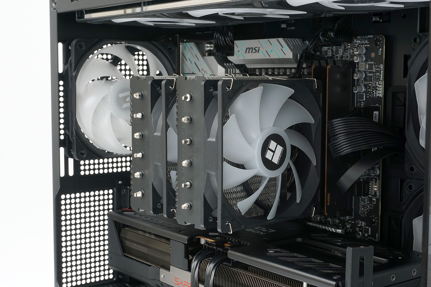 CPUクーラーにはThermalright「Peerless Assassin 120 SE ARGB」が採用されていた。ツインファンの大型空冷クーラーだ。背面にも排気用の12cm角ファンを備える