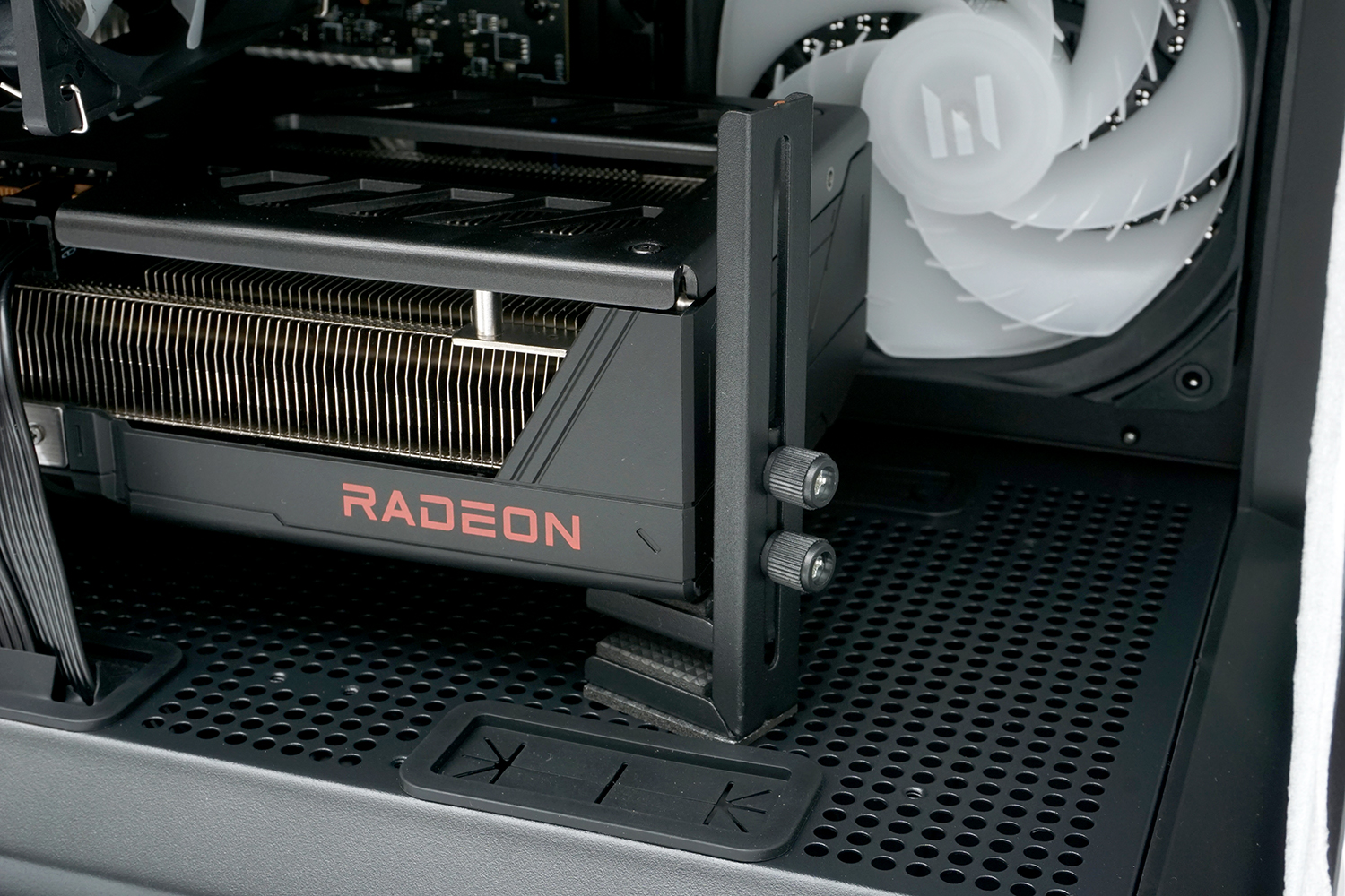 ビデオカードはサポートステイでしっかりと固定されている