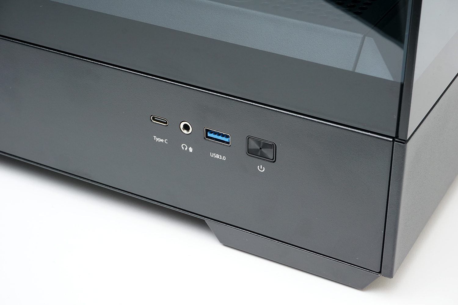 左側面にはヘッドホン出力、USB 3.0×1、USB Type-C×1が備わっている