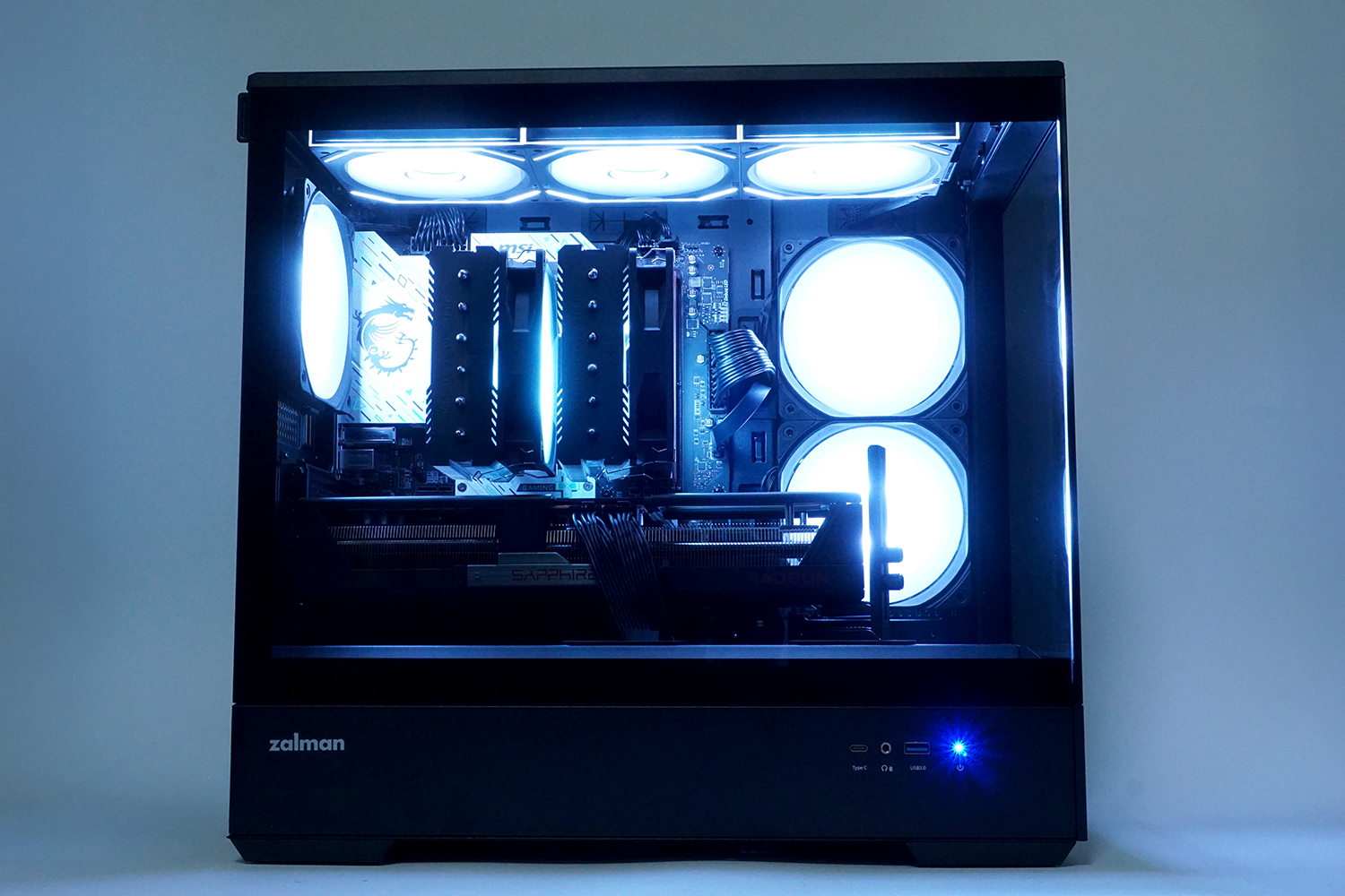 搭載ファンはすべてARGB内蔵なのでかなりハデなライティングが楽しめる