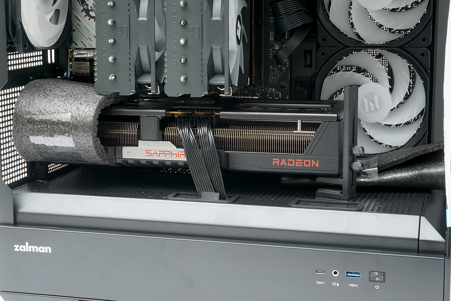 大型ビデオカードなど、PC内部の大型パーツは輸送時のトラブルが若干心配。今回の試用機(販売モデルと同等の梱包と思われる)には、ビデオカードを保護するように緩衝材が取り付けられており、PCを使用する前に取り除くように注意書きが添付されていた