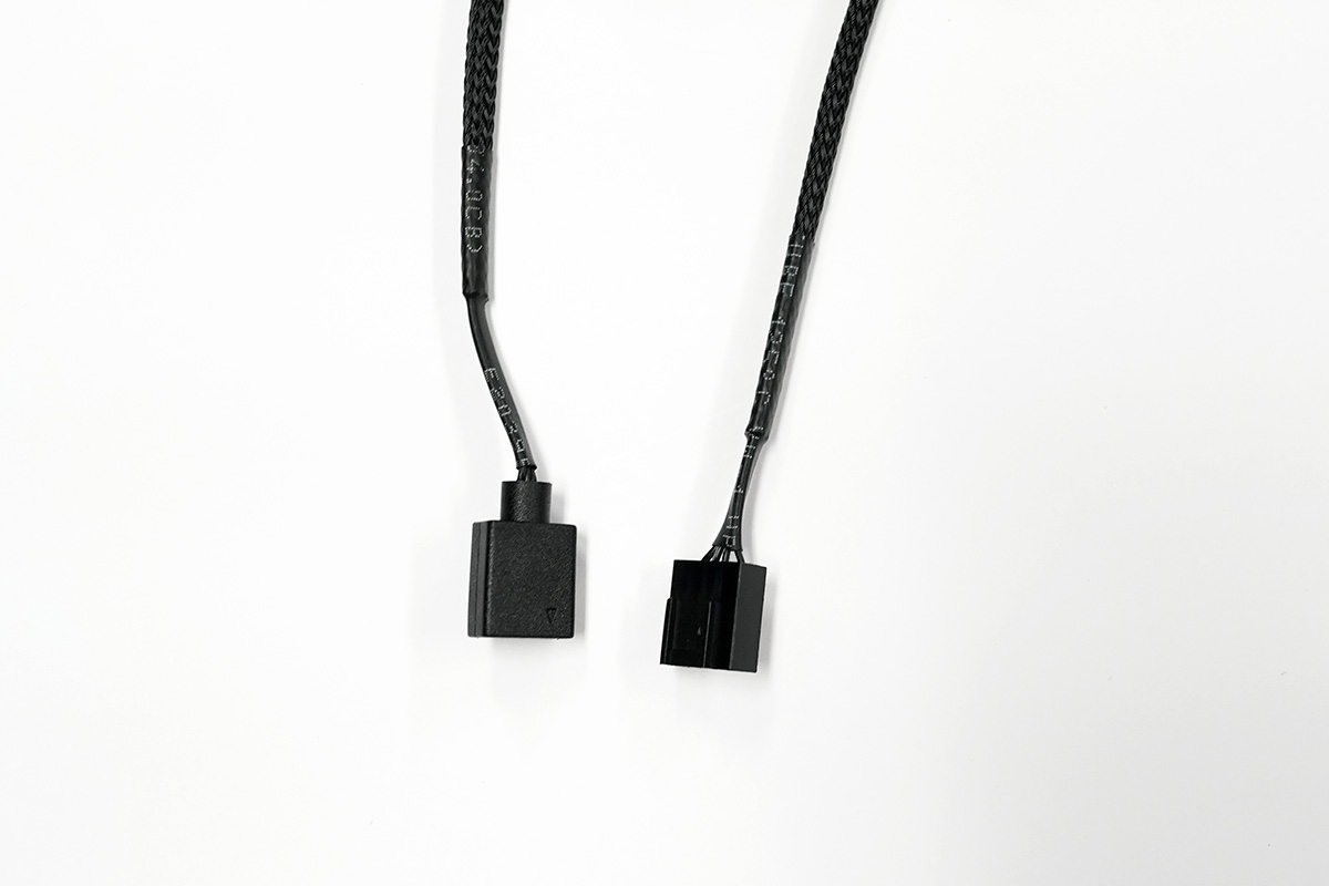 こちらはファン側のケーブル。3基分がまとめられ、ファン用ケーブルが1本、ARGB用ケーブルが1本の構成となっている